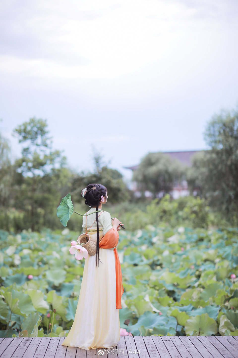 #杭州约拍##古风写真##汉服写真#
“惟有绿荷红菡萏，卷舒开合任天真”
出镜：@陈喜悦耶
妆/摄/后：@阿四_A44
衣服：@乔织原创汉服设计
发型参考了眠狼太太的插画~