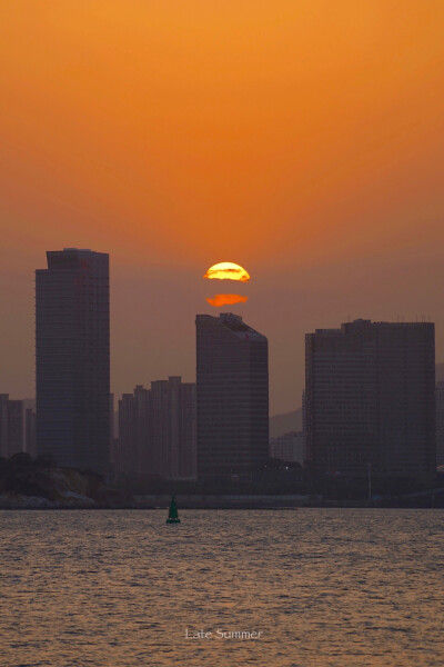 书里总爱写喜出望外的傍晚。