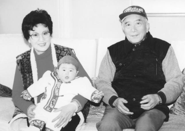 1998年王文娟孙道临夫妇与外孙女合影