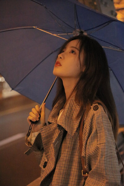 最美不是下雨天
而是和你一起躲过雨的屋檐 ​
cr@梨涡允允