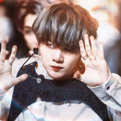 你說教堂的白鴿會親吻田野里的烏鴉嗎
你說他會擁抱過去的自己嗎