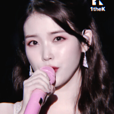 iu
“你是人间烟火不自知，我在俗世仰望应如是。”
原截©野氿玫瑰
二传注明沈智秀