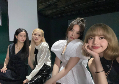 5 year Anniversary of BLACKPINK！！
从稚嫩到成熟 不变的是妳眼里的光芒璀璨 纯粹的浪漫诉求基于所有努力和骄傲 何其有幸途径你们的盛放 有幸见证妳无数的耀眼瞬间 才能不断沐浴在少女们洒在心间的光芒
双箭头的…