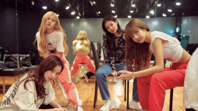 5 year Anniversary of BLACKPINK！！
从稚嫩到成熟 不变的是妳眼里的光芒璀璨 纯粹的浪漫诉求基于所有努力和骄傲 何其有幸途径你们的盛放 有幸见证妳无数的耀眼瞬间 才能不断沐浴在少女们洒在心间的光芒
双箭头的…