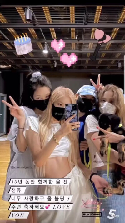 5 year Anniversary of BLACKPINK！！
从稚嫩到成熟 不变的是妳眼里的光芒璀璨 纯粹的浪漫诉求基于所有努力和骄傲 何其有幸途径你们的盛放 有幸见证妳无数的耀眼瞬间 才能不断沐浴在少女们洒在心间的光芒
双箭头的…