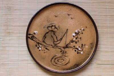 【茶百戏·宋人的点茶艺术】
茶百戏，又称“分茶、水丹青”。看起来虽然像咖啡拉花，但难度更高，只能通过茶与水作画，仅用一个小茶勺或汤瓶的壶嘴便可击拂出汤纹水脉，形成字、诗、画等意象，堪称绝妙。
