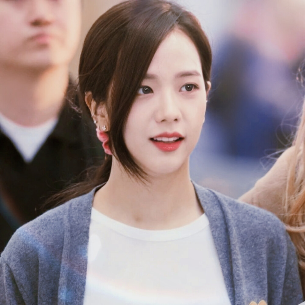 金智秀Jisoo。
《 她 逆 光 而 来 》
cr.TadyDotcom