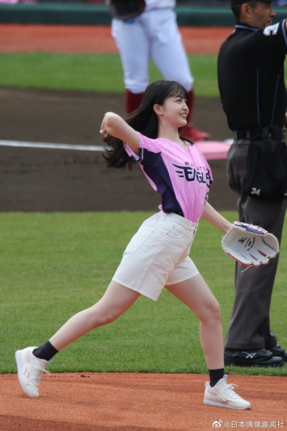 久保史绪里 棒球开球仪式
#乃木坂46# ​​​