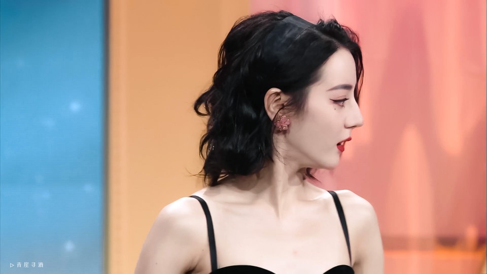 太贵了 我停不下截图的手
cr@青崖寻酒
#迪丽热巴是在逃公主吧# ​