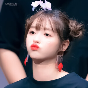 


*//希望你们都能遇到那个捧花来见你的人



©lauren_siah