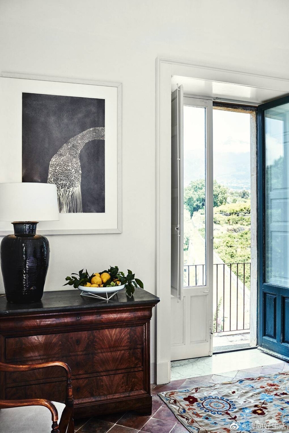 Rocca delle Tre Contrade|西西里岛的新美丽传说
在西西里寻找房产长达五年后，Jon Moslet 和 Marco Scire 在东海岸发现了废弃的 Rocca delle Tre Contrade，并着手将其改造成如今温馨而轻松的度假屋。
这座田园诗般美丽的建筑建于1850年，曾被茂密的葡萄园环绕。自60年代来一直空置的结果，是房子的状况变得陈旧残破、岌岌可危。在经过4年的漫长改造后重新焕发了神采，展现出现在所见的充满古典优雅气息又不失年轻活力的新貌。
在偌大的空间里，填充着主人夫妇四处收集的各种古董物件，没有装饰的定式，完全按照自我满足的标准把控，轻松舒适不紧绷，非常契合度假的主题。外部空间也下了苦功整理，有些落拓且漫不经心的调调非常迷人。
#室内设计# #建筑设计#