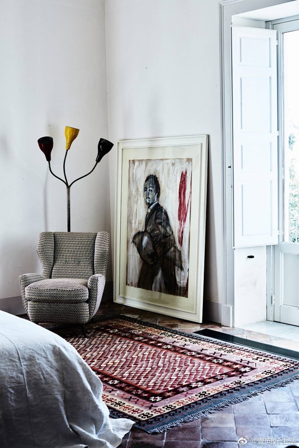 Rocca delle Tre Contrade|西西里岛的新美丽传说
在西西里寻找房产长达五年后，Jon Moslet 和 Marco Scire 在东海岸发现了废弃的 Rocca delle Tre Contrade，并着手将其改造成如今温馨而轻松的度假屋。
这座田园诗般美丽的建筑建于1850年，曾被茂密的葡萄园环绕。自60年代来一直空置的结果，是房子的状况变得陈旧残破、岌岌可危。在经过4年的漫长改造后重新焕发了神采，展现出现在所见的充满古典优雅气息又不失年轻活力的新貌。
在偌大的空间里，填充着主人夫妇四处收集的各种古董物件，没有装饰的定式，完全按照自我满足的标准把控，轻松舒适不紧绷，非常契合度假的主题。外部空间也下了苦功整理，有些落拓且漫不经心的调调非常迷人。
#室内设计# #建筑设计#