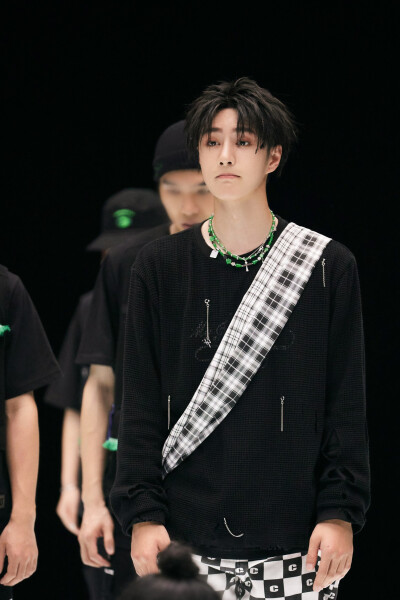 YIBO-OFFICIAL：
#王一博swag挑眉杀#
在自己的领地里酣畅纵横，叱咤舞林乐享快意时刻。
这位队长有点甜[笑而不语]@UNIQ-王一博 #王一博这就是街舞4# ​​​