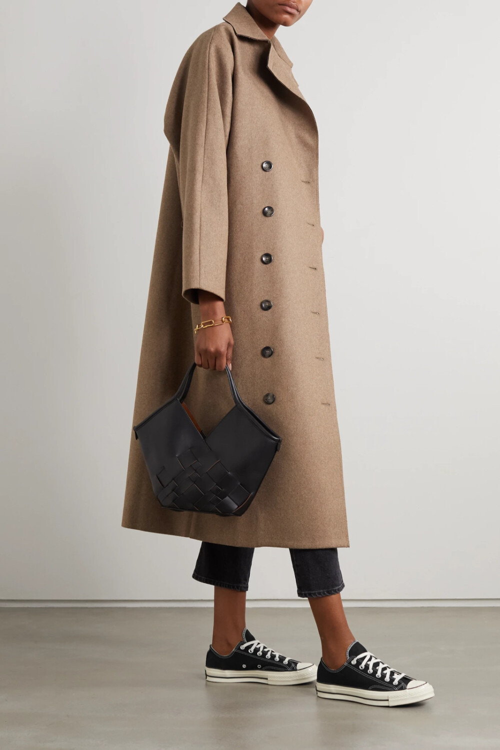 Converse 为其经典的低帮 “Chuck Taylor” 运动鞋换上了更为耐磨的帆布“外衣”，并增设衬垫，带来全新升级的美感和穿着体验。这一黑色版本饰有醒目的亮白色车线，后跟饰有颇具品牌辨识度的 “license plate” Logo。舒适百搭如它，何不将米色同款也一同收入囊中？