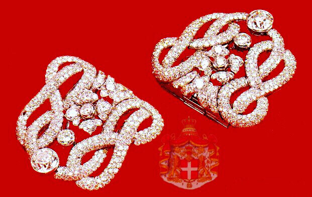 Queen Mary José’s Savoy Knot Brooches 意大利王后玛丽·何塞的萨伏伊绳结胸针，是一组Art Deco风格结合萨伏伊家族标志——绳结的胸针，制造于1930年，是珠宝商Filippo Chiappe所制造的结婚礼物，被送给嫁进意大利的比利时公主玛丽·何塞，后来广泛出现于各种官方照和佩戴于晚宴中，包括玛丽·何塞拍摄婚后的第一张官方照，抱着长女玛丽亚·皮娅，出席长女玛丽亚·皮娅的婚前晚宴等场合。玛丽·何塞去世后，胸针被她的某个孩子继承，暂时没有被拍卖