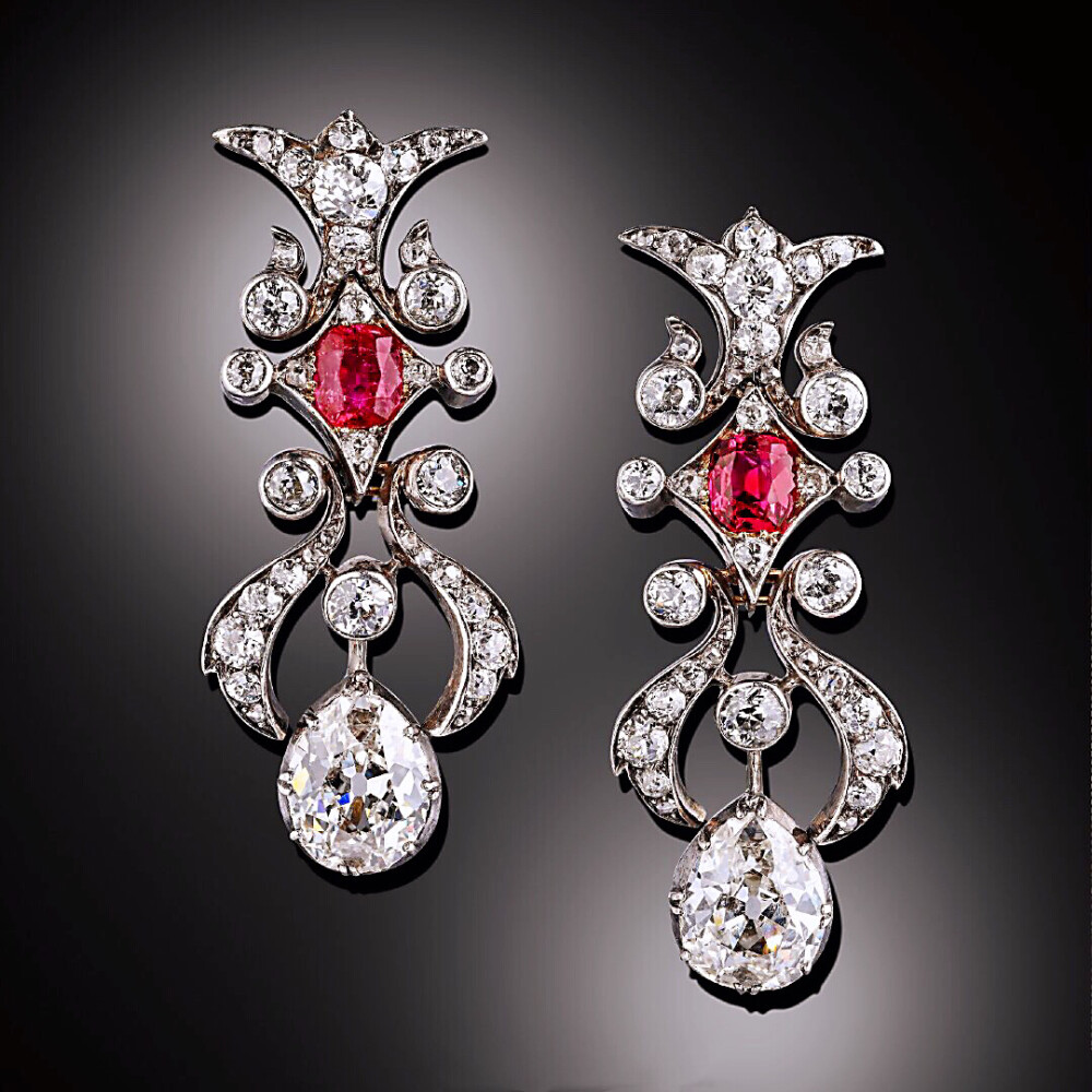 曾属于第七代伦敦德里侯爵夫人伊迪斯的红宝石钻石耳环，制作于19 世纪中叶，是伊迪斯进门时公公送的结婚礼物之一（一大套红宝）。