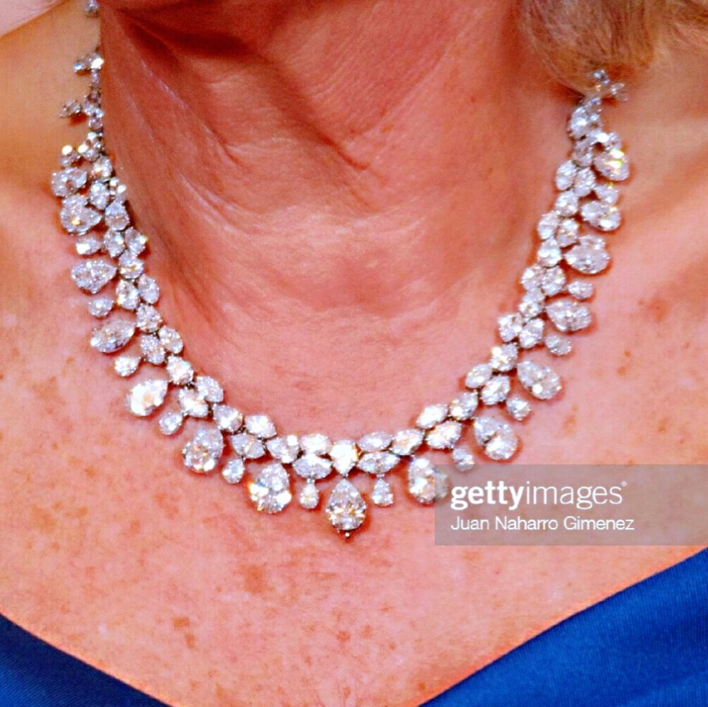 英国康沃尔公爵夫人的现代风格钻石套装，据说是二婚初期，查尔斯送给她的结婚一周年纪念日礼物，套装由项链和耳环组成，多用梨形、椭圆形和鹅卵石形造型的钻石