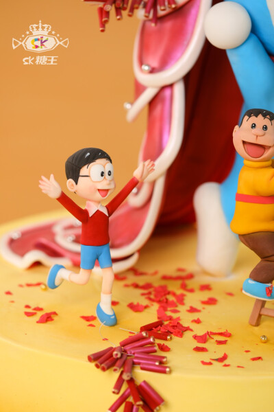 翻糖人偶蛋糕《国风哆啦a梦》，第一次尝试用中国翻糖蛋糕工艺，给蓝胖子穿上中国红的舞狮服， 满满的国风元素也太有韵味了 ！