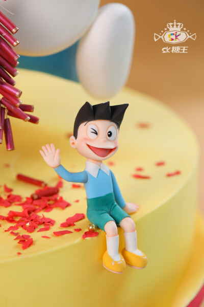 翻糖人偶蛋糕《国风哆啦a梦》，第一次尝试用中国翻糖蛋糕工艺，给蓝胖子穿上中国红的舞狮服， 满满的国风元素也太有韵味了 ！