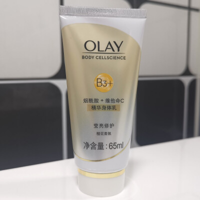 美国，OLAY身体乳，简袋装的乳体较稀，滋润度一般要涂抹多次，适合夏天用，小苍兰和橙花的香味都很好闻。