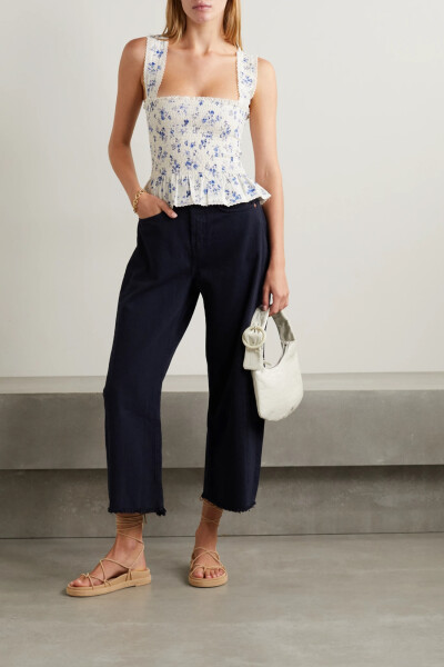 Reformation 这款 “Oakleigh” 上衣裁自透气纯棉，以精巧蕾丝饰边。肩带和主体均设有平行绉缝，可确保衣身灵活修身。品牌特定的 “Lula” 花卉印花清新素雅，起伏的荷叶腰摆令衣型更显甜美。