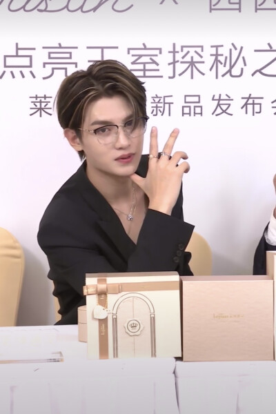 黄明昊。