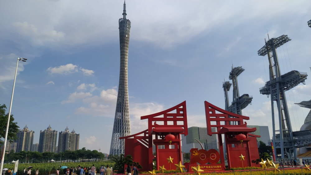 广州花城广场，晴空万里，最适合游玩