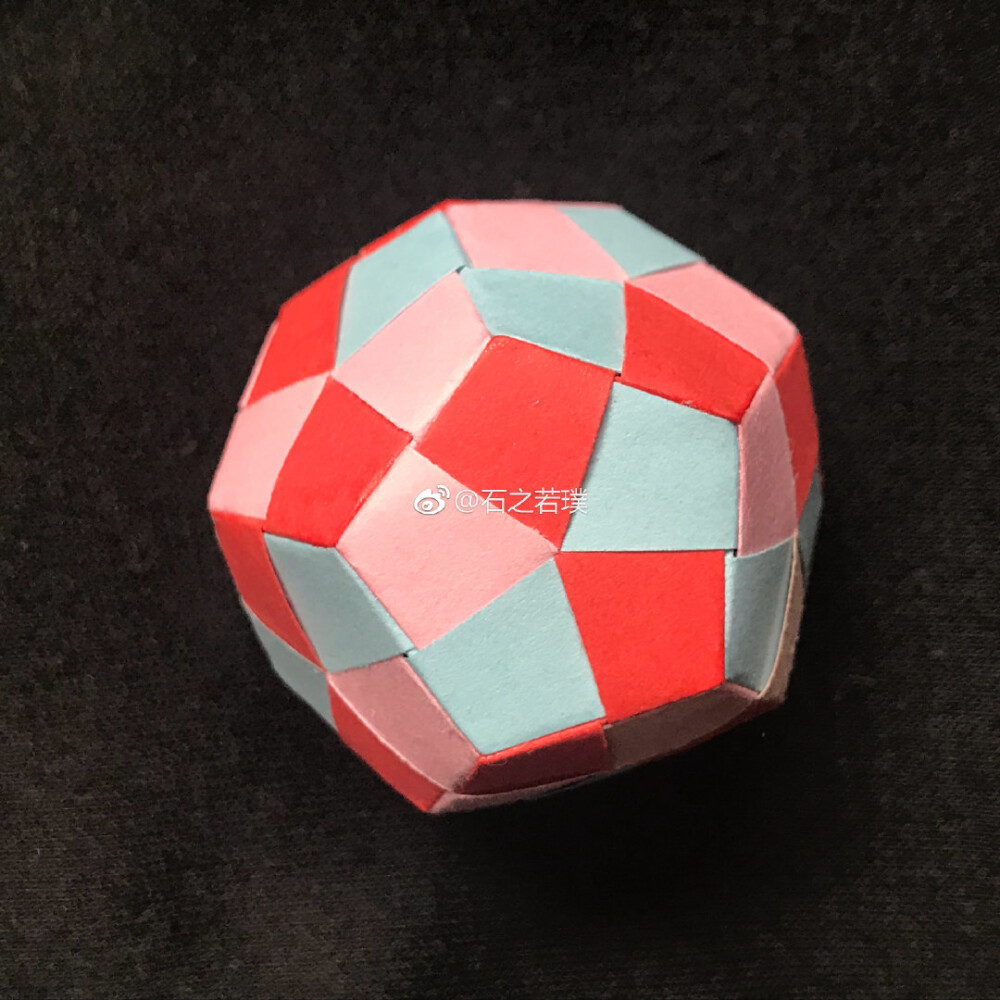 [手工-折纸-花纸球][原创]花格子球球～大小俩，配色略不同～这种正十二面体的球就是不上相～实物好看的多～照片完全无法体现立体效果～折法跟经典折法不同所以说原创～～#折纸##手工##花球##立体构成# ​