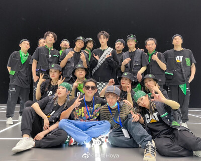 洪杨Hoya：
补波开场舞合照
#一波王炸##这就是街舞##王一博# ​​​