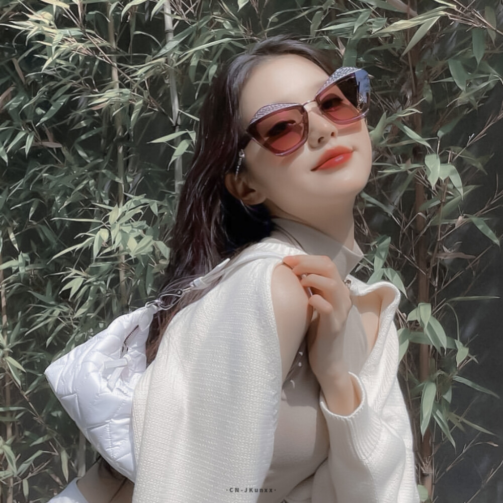 11%
你是落日弥漫的橘
天边透亮的星
是我藏在山野一大片一大片玫瑰中的浪漫