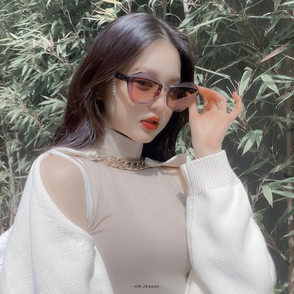 11%
你是落日弥漫的橘
天边透亮的星
是我藏在山野一大片一大片玫瑰中的浪漫