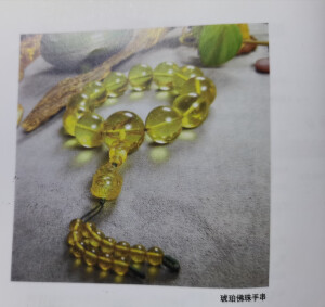 琥珀的分类

琥珀是最古老又最富有趣味的饰物，经过四千万到六千万年才形成的一种珍贵的天然有机宝石。据说琥珀的种类有二百多种之多，名称也各有不同。

中国根据琥珀的不同颜色、特点划分的品种为金珀、血珀、虫珀、香珀、石珀、花珀、水珀、明珀、蜡珀、蓝珀、绿珀、璧珀、骨珀等，其中蓝珀、绿珀等稀少品种是珍贵优质的琥珀。现在琥珀的价值也是根据成色各有高低，古董、精湛的艺术品或含有生物遗体的统珀价值会比较昂贵。虫珀依昆虫的清晰程度、形状大小、颜色决定其经济价值，颜色浓正，且无杂质者为佳。

琥珀不但分为很多品种，也有不同级数。例如视为极品的老瑿珀亦因产地、品质与年代相异而分好几级。黑色外层较薄者便不够老，有些含杂质，质素反而不及质纯细润和浑然一体的老血珀。瑿珀要以真、纯、正、润、老皆备者为上品。一些地下工场伪造的瑿珀足以乱真，要小心鉴别。