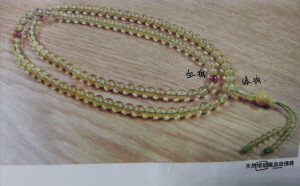 绿珀

绿珀产于多米尼加共和国，产量十分稀少，所以在市面上很难见到。市场上的大多数绿珀都是用金珀进行烤色制成的，朋友们在购买时一定要特别注意，尽量要求卖家出具宝石鉴定证书。

绿珀是以清澈无杂质的为上品，如果是特殊包裹物则更为珍贵，如花瓣、昆虫等。绿珀的颜色多为青草绿，也有少量品种是黄绿色或湖水绿，一般没有过艳的绿色，伊朗的贵族蜜蜡除外。