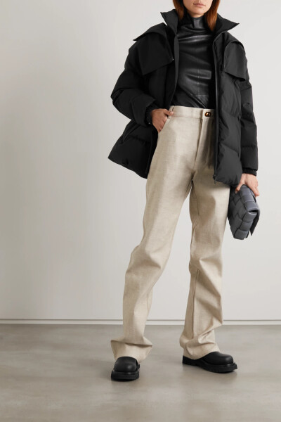 Bottega Veneta 这款外套被本站买手团队评为本季高光之作。它以软壳面料制成，内里填充的羽绒令衣型倍显丰盈饱满，夸张立领则让寒风无处可入。单品低调百搭，与松垮精裁服、露踝牛仔裤还是针织连衣裙皆可相配。不妨…
