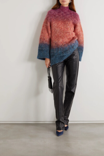 The Attico 2021 秋冬系列的灵感来源是西班牙的伊比萨岛，这款弹力针织毛衣就仿佛染上了海滩绚烂落日一般缤纷迷人。它廓形宽松，毛茸茸的混色面料中混有大量马海毛和羊毛。本品还能兼作连衣裙，给你带来多种造型选择…