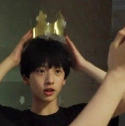 TO 我们AKA Y
不知不觉都17岁啦，从曾经的小熊软糖逐渐成长为现在的严王，明明好像还是个小孩子的年纪，却在这个年纪有了不该有的成熟和稳重，不管是严浩翔到展逸文到现在的严浩翔，你的努力我们都有看在眼里，该…