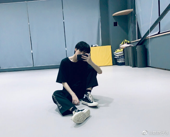 祝： 严浩翔17岁生日快乐朝着梦想和未来进发，做天空中最璀璨的光芒你朝着自己的方向进发，放心我们永远在你身后支持你，做你坚强的后盾你放心去闯，我们在你背后默默的挡住那些流言蜚语在台上你是我们的rap翔哥在台下你是我们的小熊软糖盐汽水和爆米花会配你一起长大翔哥你也要保护好自己的身体，不然怎么唱跳出好的作品呢？！虽然不能去现场看你的表演，但我会在屏幕前支持你天高任翔飞，我们永相随你保持你的风格，只要是你我们都喜欢，要记住人都是独一无二的最后来一句：翔哥17岁生日快乐，永远开心学业进步事业永成璀璨夺目