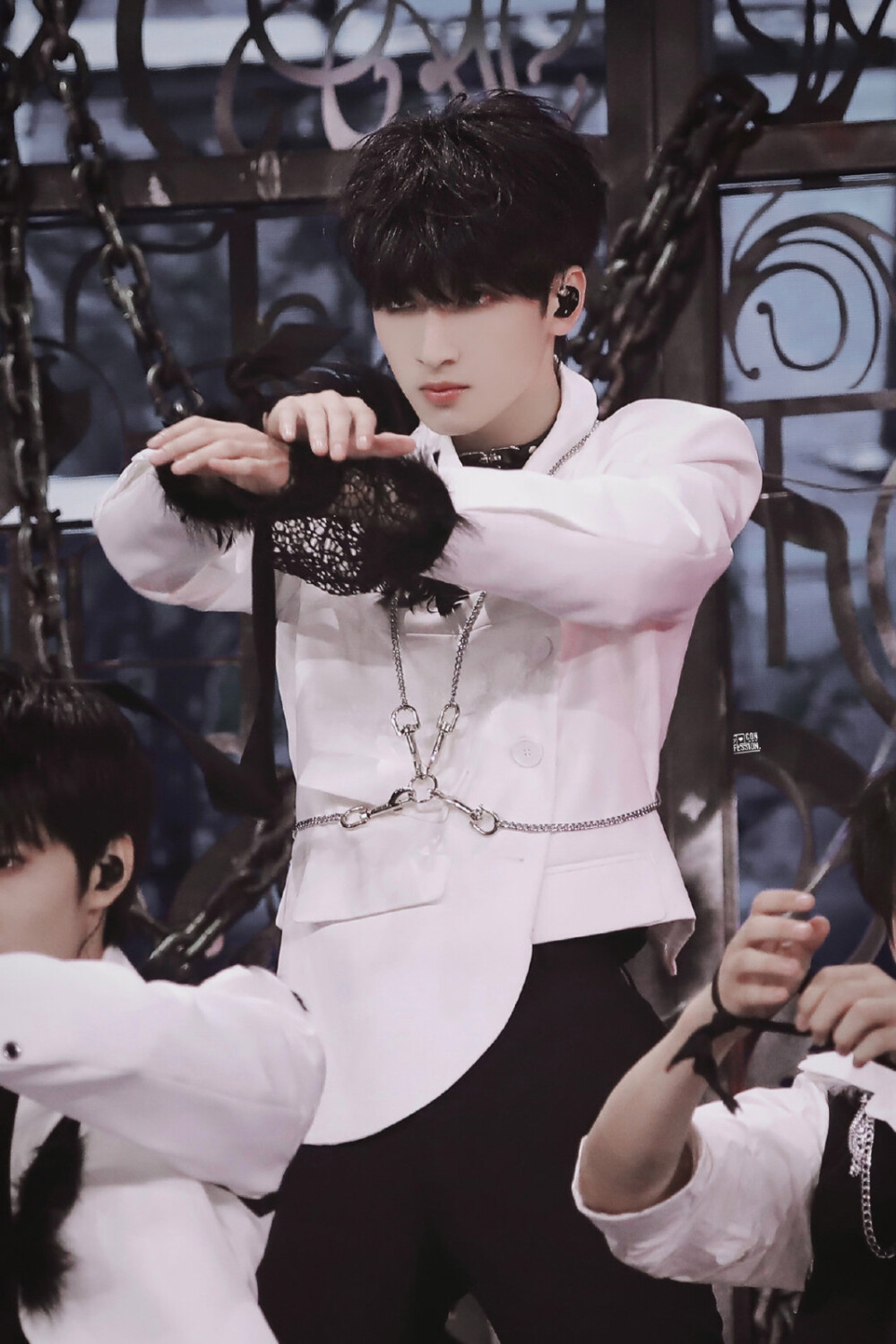 祝： 严浩翔17岁生日快乐朝着梦想和未来进发，做天空中最璀璨的光芒你朝着自己的方向进发，放心我们永远在你身后支持你，做你坚强的后盾你放心去闯，我们在你背后默默的挡住那些流言蜚语在台上你是我们的rap翔哥在台下你是我们的小熊软糖盐汽水和爆米花会配你一起长大翔哥你也要保护好自己的身体，不然怎么唱跳出好的作品呢？！虽然不能去现场看你的表演，但我会在屏幕前支持你天高任翔飞，我们永相随你保持你的风格，只要是你我们都喜欢，要记住人都是独一无二的最后来一句：翔哥17岁生日快乐，永远开心学业进步事业永成璀璨夺目