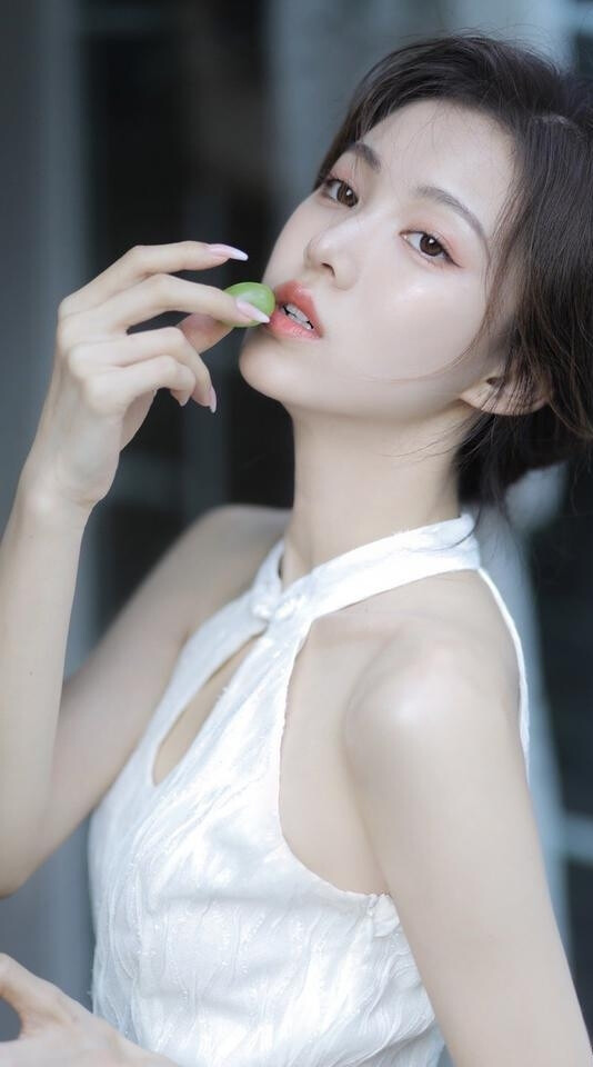 白净气质美女