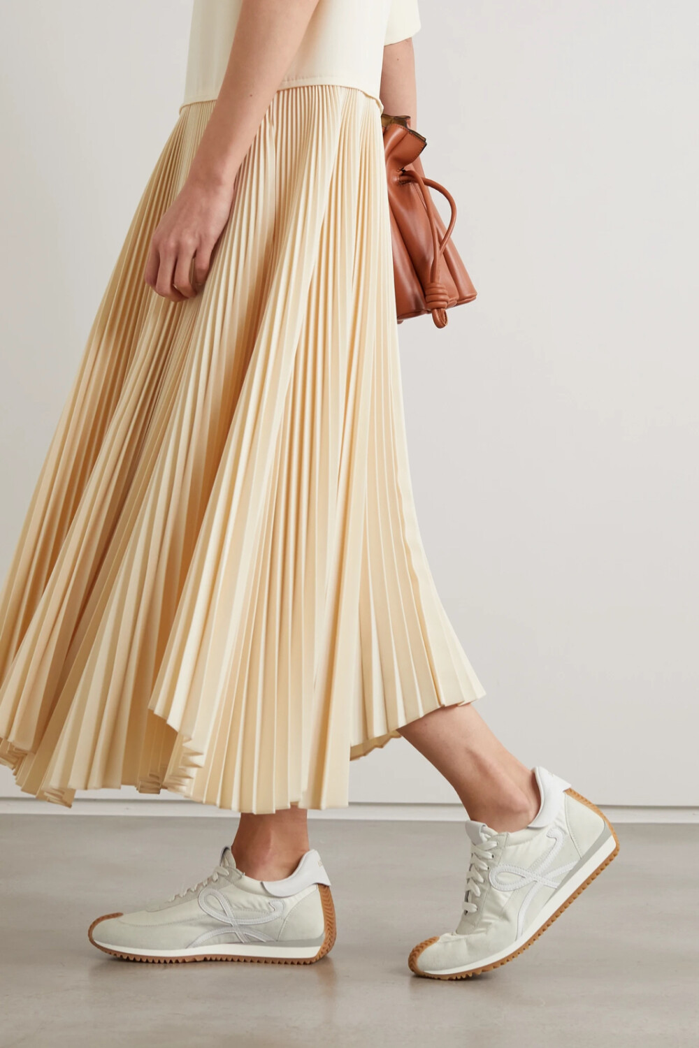 loewe 这款 "flow" 运动鞋以风靡 70 年代的鞋款为蓝本,采用软壳面料