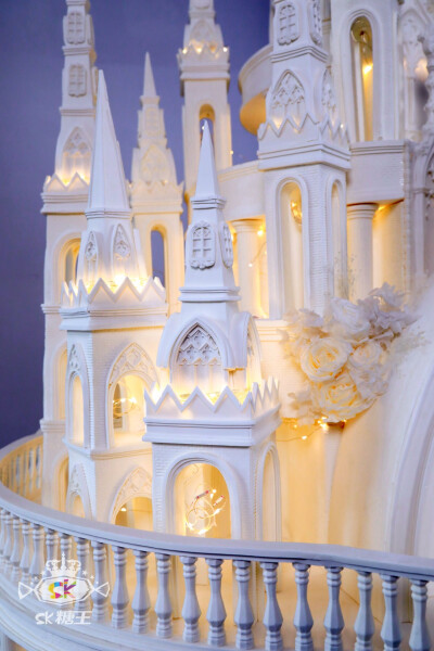 百变翻糖系列 之 城堡
白色主题搭配自然系糖花， 加上灯光的点缀，高级又神秘
华丽的城堡 藏着每一个女孩的公主梦，而我们幸运的用“甜甜的糖”实现了这个童话 ✨