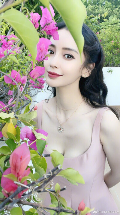 【侵权删】这里是Angelababy（杨颖）的美图啦~可甜可盐可飒你值得拥有哦！
我在豆蔻年华遇见你，想要陪你好多好多年。（图源很广，带水印，只是个人集baby美图）