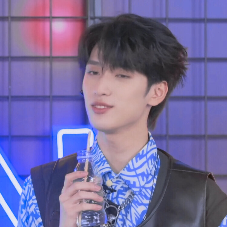 可二改严浩翔
Look简介