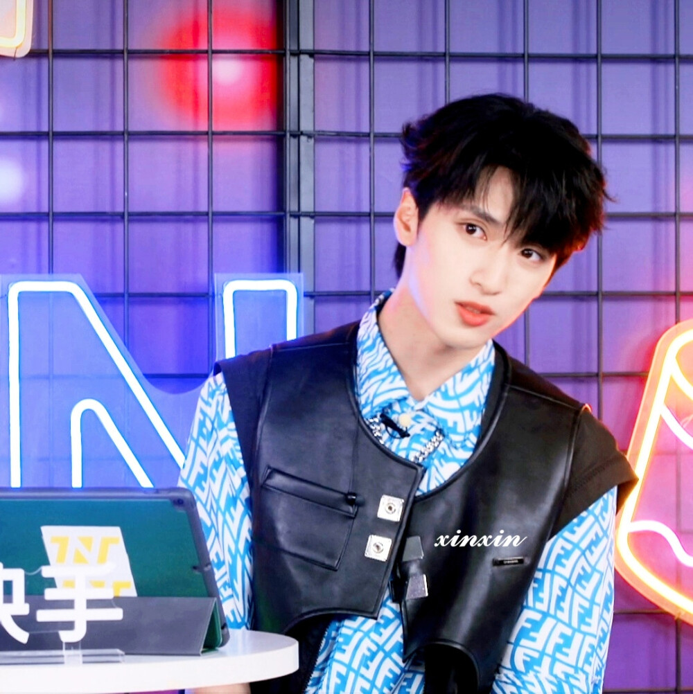 08严浩翔 "捧花见面永远是件超级浪漫的事 我会给你买花 匆匆忙忙地