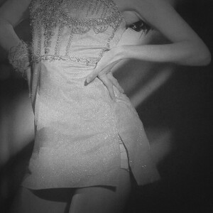         Je ne regarderai ni l'or du soir qui tombe,

　    Ni les voiles au loin descendant vers Harfleur,

　　Et quand j'arriverai, je mettrai sur ta tombe

　　 Un bouquet de houx vert et de bruyère en fleur.