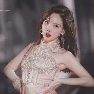         Je ne regarderai ni l'or du soir qui tombe,

　    Ni les voiles au loin descendant vers Harfleur,

　　Et quand j'arriverai, je mettrai sur ta tombe

　　 Un bouquet de houx vert et de bruyère en fleur.