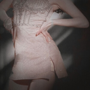         Je ne regarderai ni l'or du soir qui tombe,

　    Ni les voiles au loin descendant vers Harfleur,

　　Et quand j'arriverai, je mettrai sur ta tombe

　　 Un bouquet de houx vert et de bruyère en fleur.