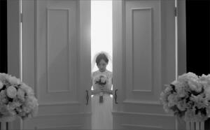         Je ne regarderai ni l'or du soir qui tombe,

　    Ni les voiles au loin descendant vers Harfleur,

　　Et quand j'arriverai, je mettrai sur ta tombe

　　 Un bouquet de houx vert et de bruyère en fleur.