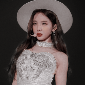         Je ne regarderai ni l'or du soir qui tombe,

　    Ni les voiles au loin descendant vers Harfleur,

　　Et quand j'arriverai, je mettrai sur ta tombe

　　 Un bouquet de houx vert et de bruyère en fleur.