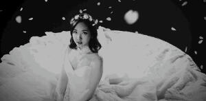         Je ne regarderai ni l'or du soir qui tombe,

　    Ni les voiles au loin descendant vers Harfleur,

　　Et quand j'arriverai, je mettrai sur ta tombe

　    Un bouquet de houx vert et de bruyère en fleur.